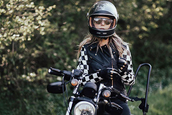 Motorradausrüstung für Damen: Jacken und Handschuhe von Eudoxie für optimale Sicherheit.