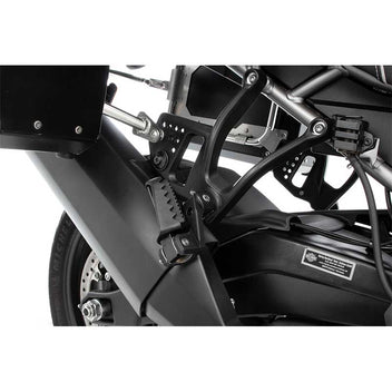 Abaissement de repose-pieds passager Wunderlich pour Pan America 1250. Blackpines.fr