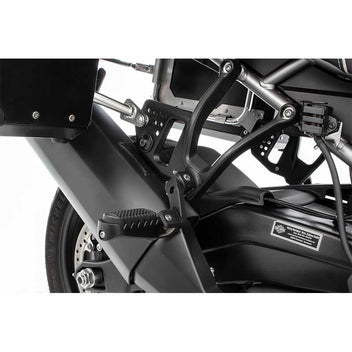Abaissement de repose-pieds passager Wunderlich pour Pan America 1250. Blackpines.fr