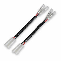Adaptateurs de clignotants Triumph plug and play avec connecteurs bullet de 3,5 mm, vendus par paire.