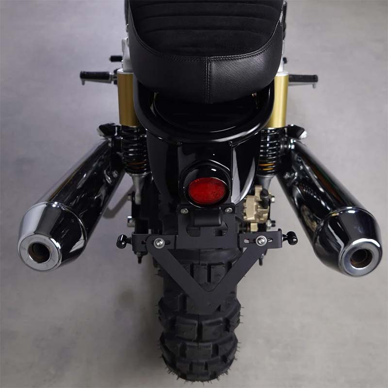 Ligne arrière épurée style Scrambler sur une moto Royal Enfield Interceptor 650.