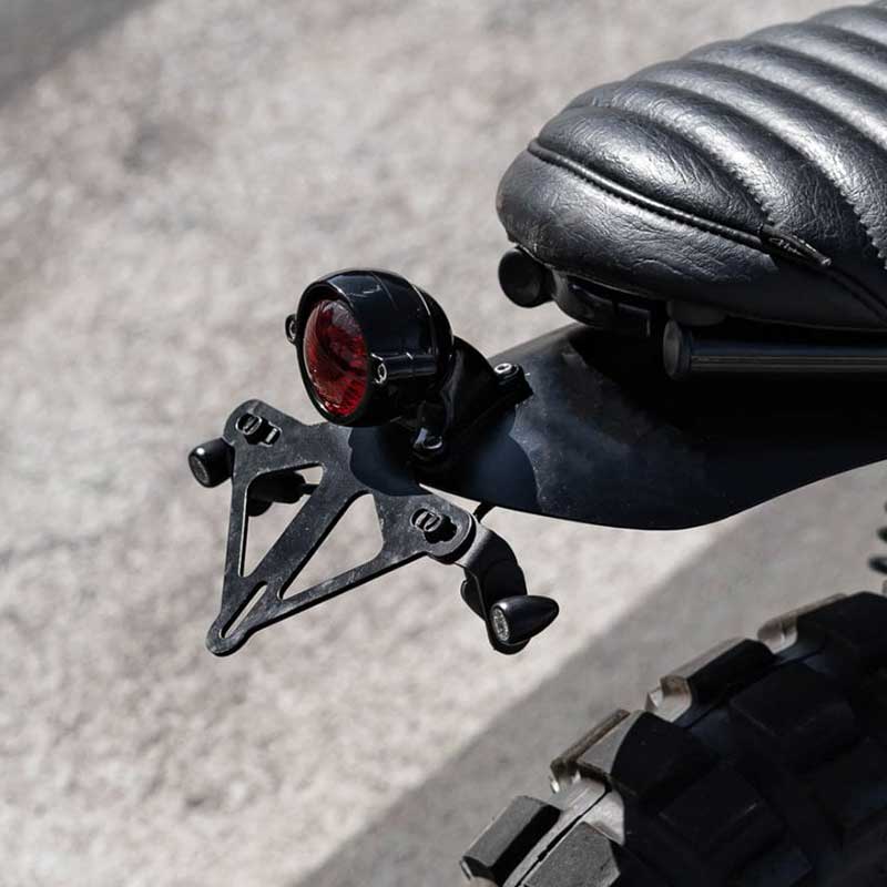 Supports de clignotants sur plaque immatriculation L-Clamps Motone Customs. Blackpines.fr