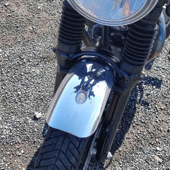 Garde-boue avant poli miroir Motone Customs Raceblade pour roues a rayon Triumph. Blackpines.fr