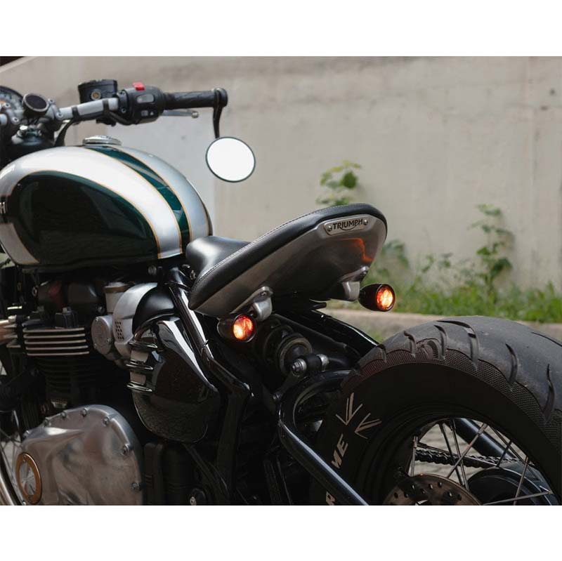 Support feu arriere sous selle Motone Lamprey pour Triumph Bobber. Blackpines.fr