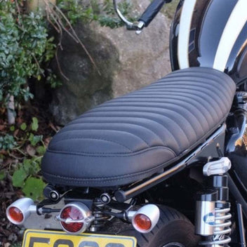 Selle fine noire moto The Krait Motone Custom pour Triumph Bonneville. Blackpines.fr