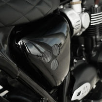 Cache latéral noir brillant Bonvent Motorbikes présenté sur Triumph Bonneville T120.