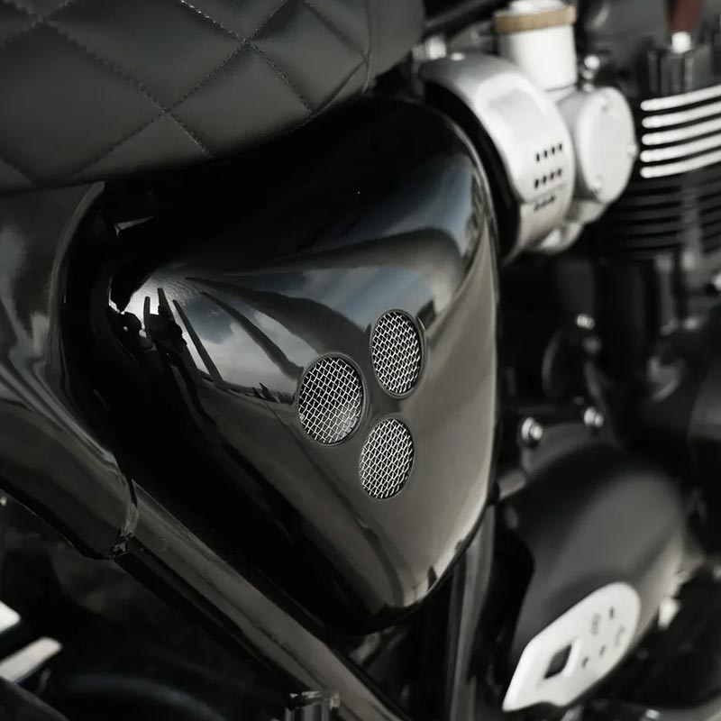 Cache latéral noir brillant Bonvent Motorbikes présenté sur Triumph Bonneville T120.