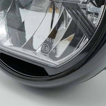 Phare moto LED type 3 avec cuvelage noir. Blackpines.fr