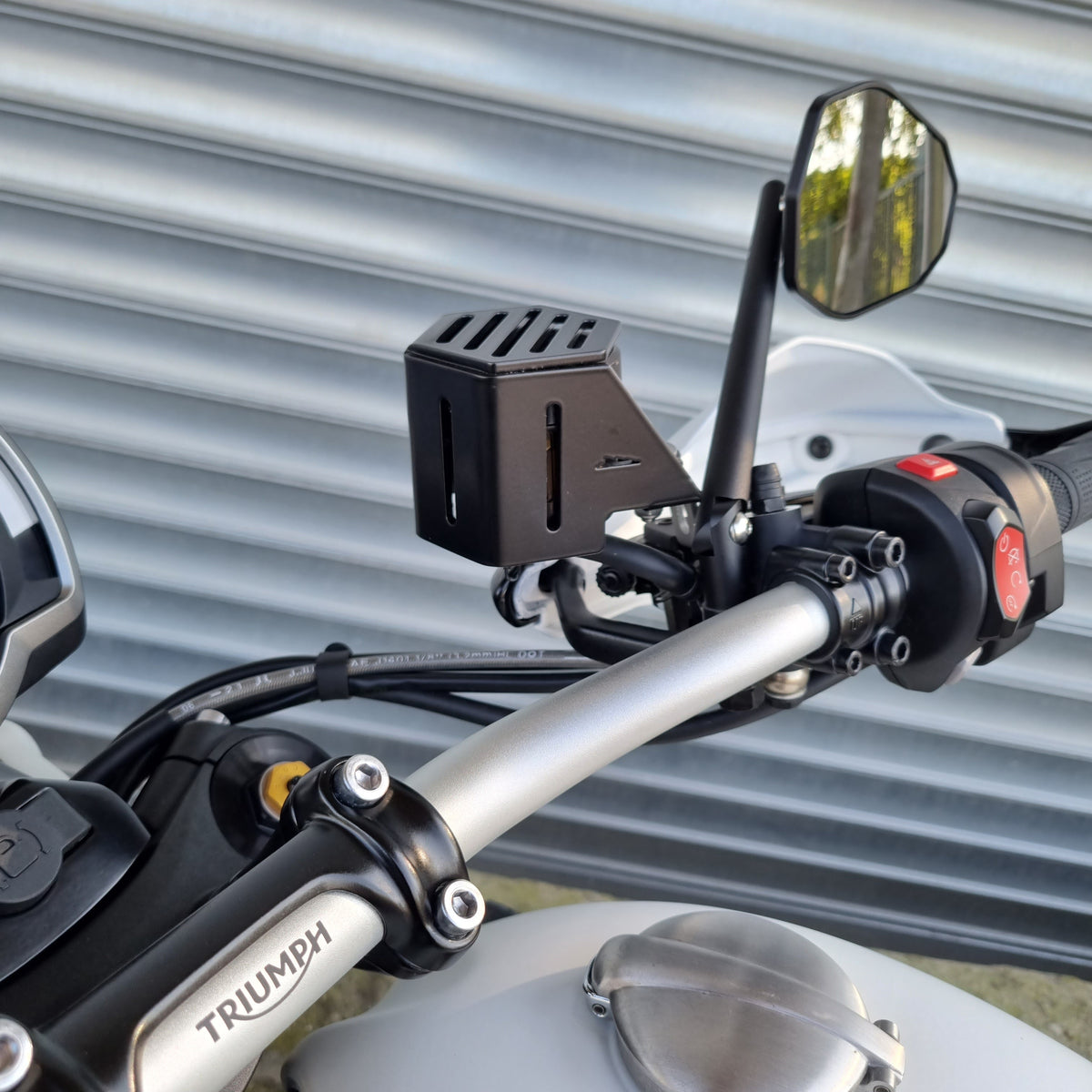 Protection bocal liquide de frein (Triumph 1200 Scrambler XE/XC, Ducati Multistrada, Harley 1250 Pan America) | Blackpines - blackpines.fr