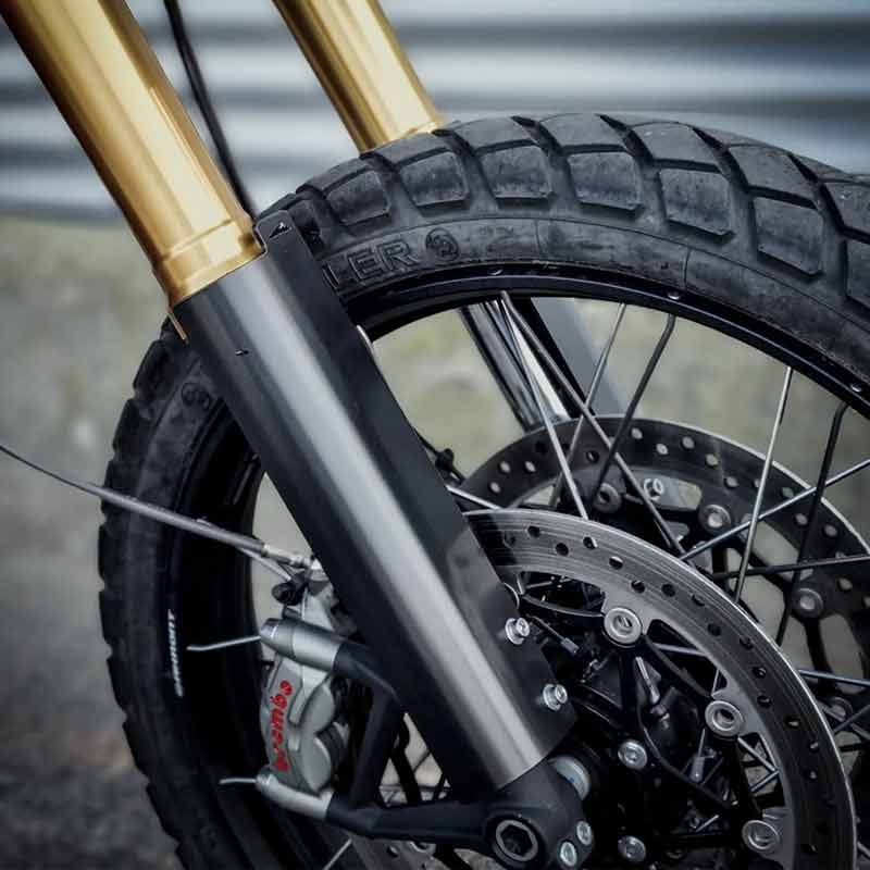 Protege fourche Blackpines pour Triumph 1200 Scrambler XE et XC. Blackpines.fr
