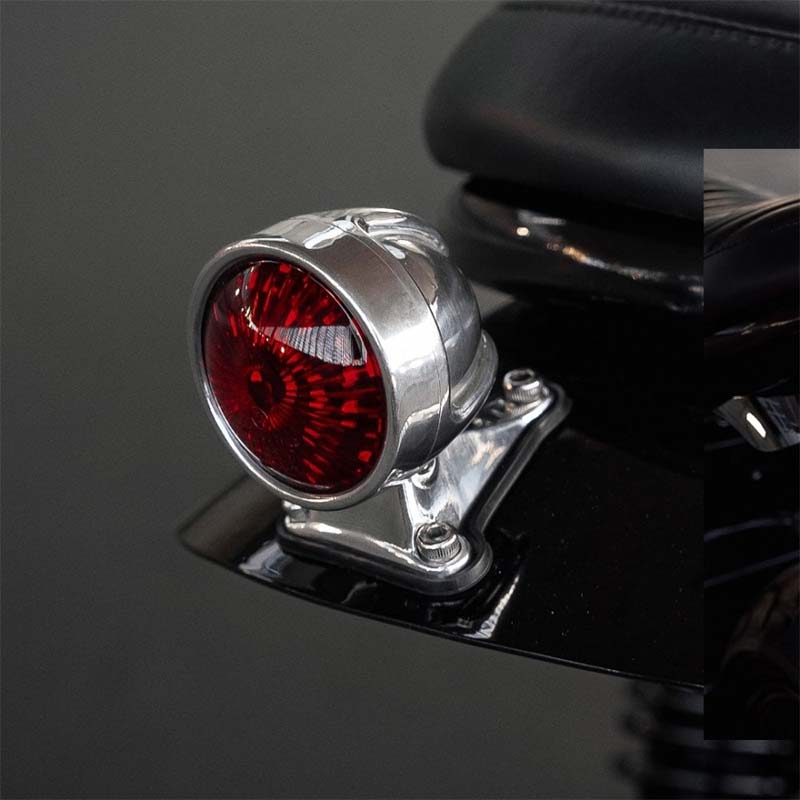 Feu arriere moto poli LED style mini bates homologue Motone Customs. Blackpines.fr