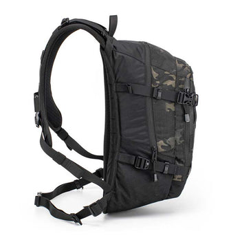Sac à dos moto Kriega R20 multicam noir vue de côté.