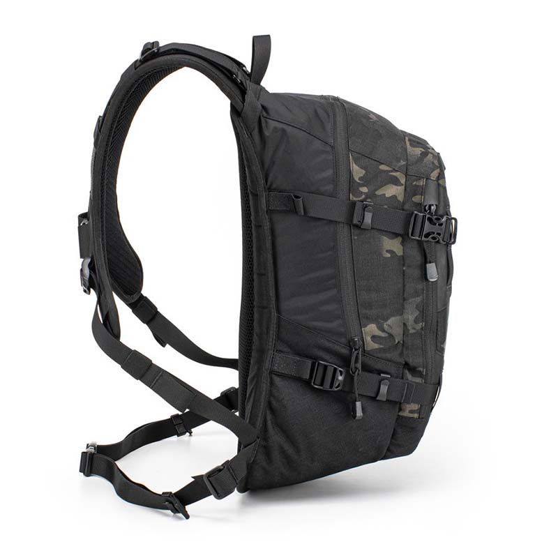 Sac à dos moto Kriega R20 multicam noir vue de côté.