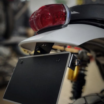 Support de plaque court Blackpines pour Triumph Scrambler 1200 XE et XC. Blackpines.fr