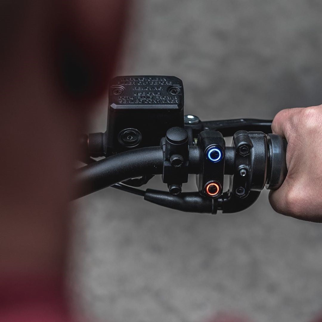 Commodo LED noir 2 boutons noirs Rebelmoto. Blackpines.fr