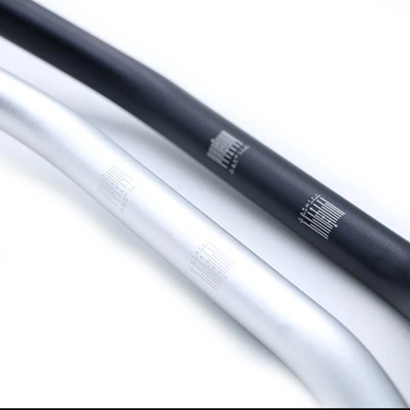 Guidon universel noir ou alu Tracker style 22 mm. Blackpines.fr