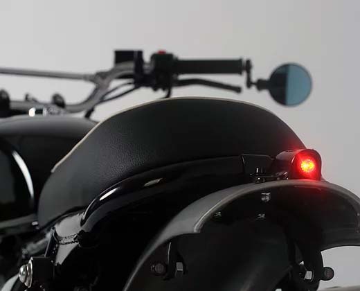Feu Bullit Interceptor et Continental GT. Blackpines.fr
