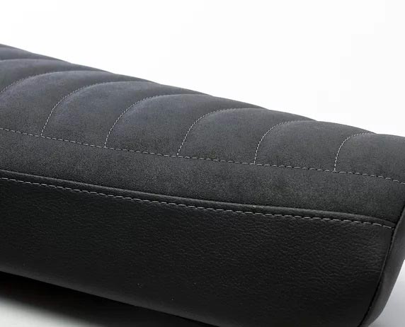 Selle noire en cuir synthetique fabrique en France pour Royal Enfield Interceptor. Blackpines.fr