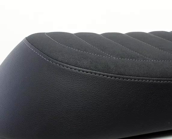 Selle noire en cuir synthetique fabrique en France pour Royal Enfield Interceptor. Blackpines.fr
